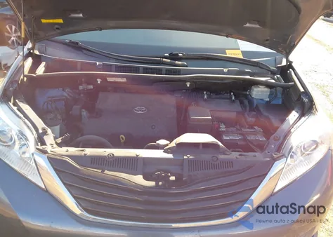 2014 Toyota Sienna Le V6 8 Passenger z USA, uszkodzony, nr VIN 5TDKK3DC8ES511145